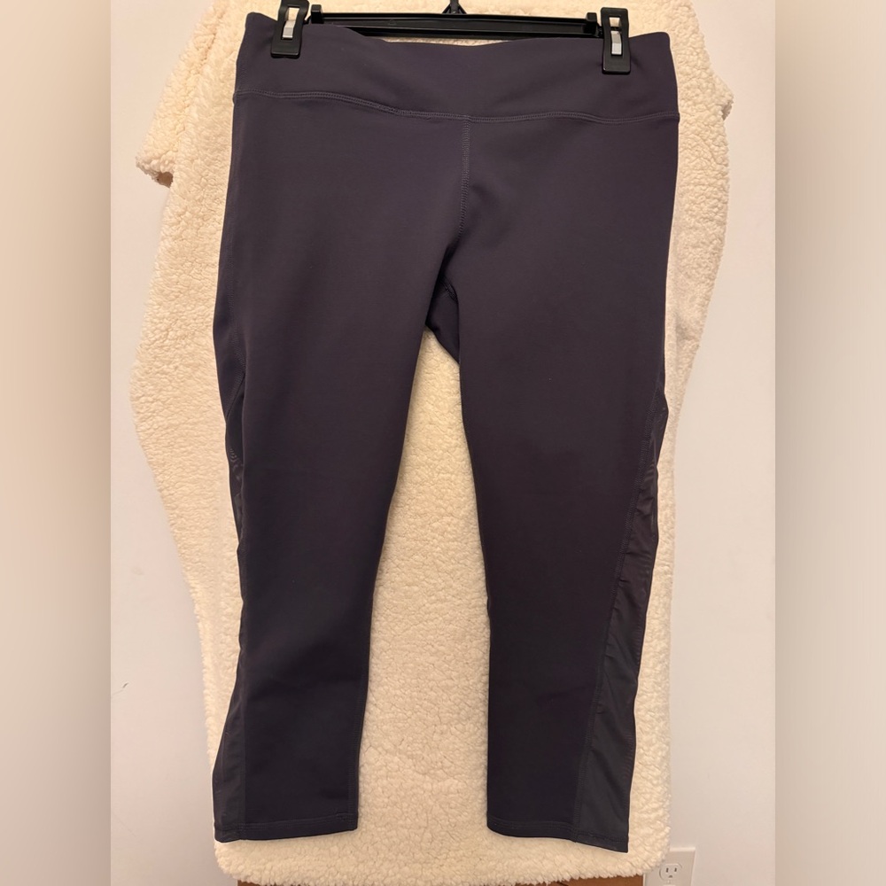 Fabletics size medium cropped leggings